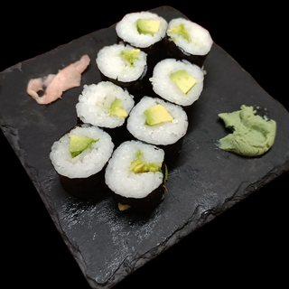 Hosomaki de queso y aguacate