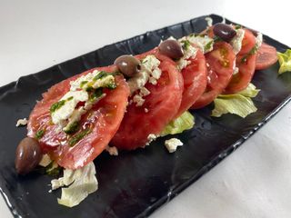 Салата Розов домат с биволско сирене