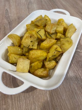 1 kg Cartofi la cuptor cu rozmarin și usturoi