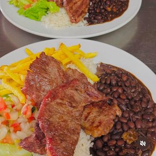 Maminha com arroz e feijão.