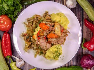 Дърпано свинско печено с лук и моркови