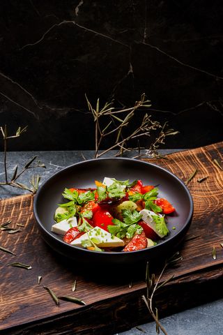 Salată de legume cu batat caramelizat, servit cu brânză feta