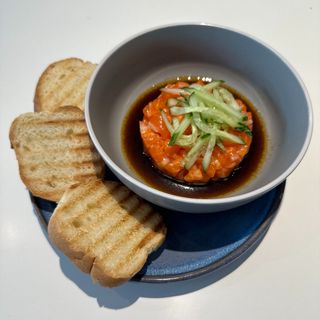 Тартар із лосося з соусом понзу (160/45 г)