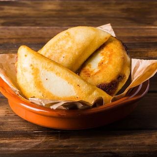 Empanada de salchicha con queso amarillo 
