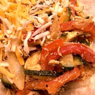 Fajitas de pollo acompañadas de verduras y queso 3 unidades