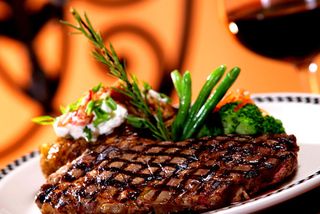 ქათმის სტეიკი სოკოს სუსით და პიურეს გარნირით