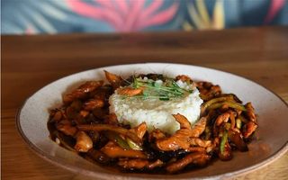 Ćureći rezanci iz voka sa svežim povrćem u svit čili sosu