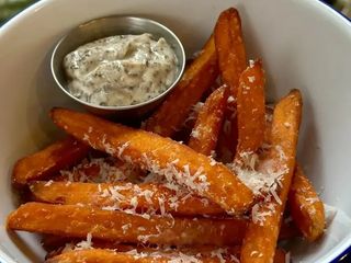 FRYTKI Z BATATÓW Z PARMEZANEM