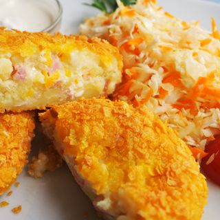 Кралски картофени кюфтета със зелева салатка и млечен сос 350 гр.