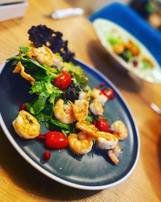 Сотирани скариди в пармезанова кошничка