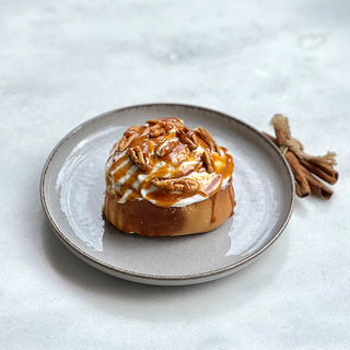 სინაბეიბი კარამელით და პეკანით