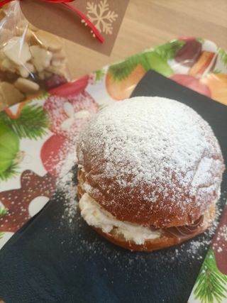 Briozza cacao con namelaka al cioccolato bianco