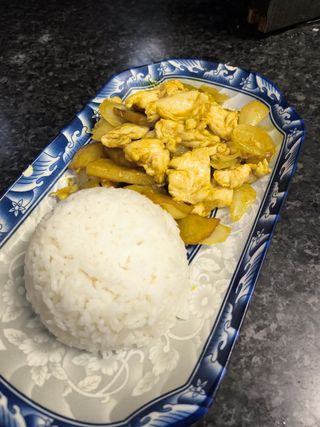47. Gai fan con pollo, patate al curry