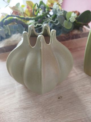 Jarra verde parece uma romã 