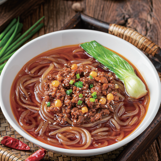 Fideos de batata con boloñesa agridulces con salsa mixta(Poco picante)杂酱酸辣粉