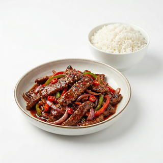 Tigaie picantă de vită cu garnitură de orez alb
