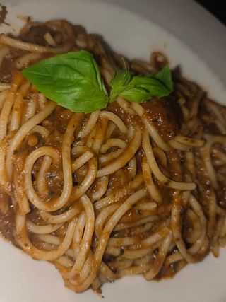 Pasta con Salsa Pesto y Tomate