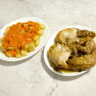 Pollo Asado con Patatas Bravas