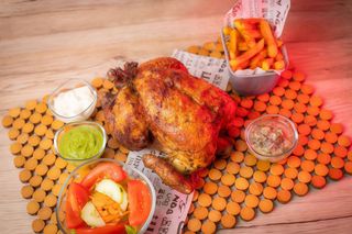 1 Pollo  Al Carbón mediano Con Patatas y Ensalada