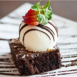 Brownie con nueces y bola helado