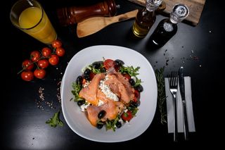 Salata cu somon afumat, branza si masline