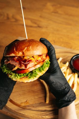 Бургер зі свинною вирізкою та беконом