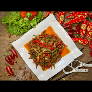 Говядина с острым перцем и луком 