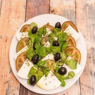 Ensalada Burrata Con Anchoas