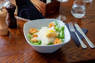 Salată cu creveţi, sparanghel şi parmesan