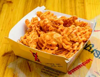 PAPAS FRITAS ESPOLVOREADAS CON MOJO CANARIO