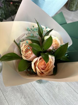 BUCHET 3 TRANDAFIRI PEACH/RUSCUS/GYPSOPHILA ROZ