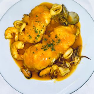 Rape Con Almejas Y Chipirones