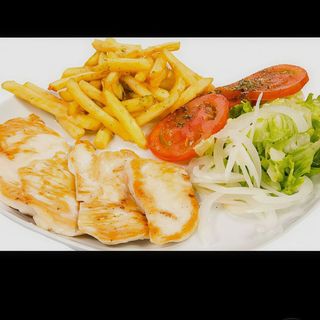 Sopa de pollo +pechuga a la plancha papas fritas y ensalada y helado