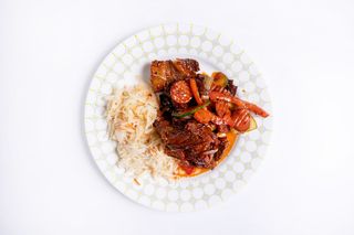 Żeberka orientalne ze świeżymi warzywami