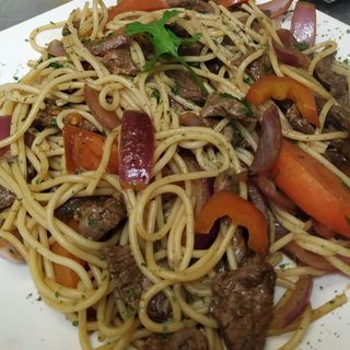 Tallarín Saltado de solomillo de ternera