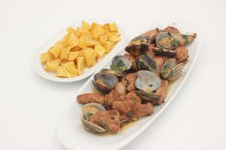 Carne de Porco à Alentejana