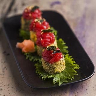 Crunchy de atún uramaki tempura (4 piezas)