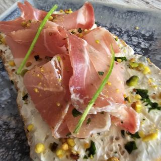 Bruschetta Con jamon Serrano, Queso Crema y Pistachos Picados