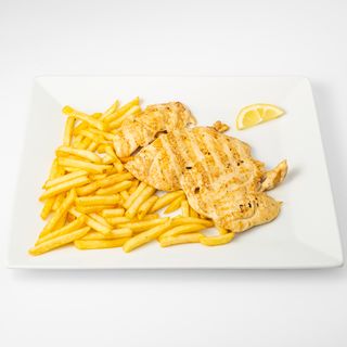 Pileći file sa žara s pomfritom