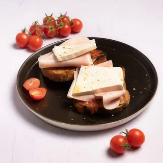 Tostada de Pavo, Queso Fresco y Tomate