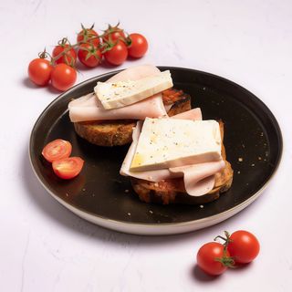 Tostada de Pavo, Queso Fresco y Tomate