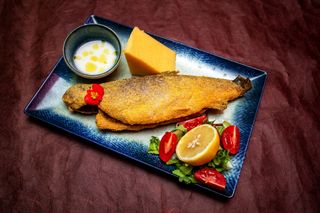 Păstrăv în crustă cu mămăligă și mujdei