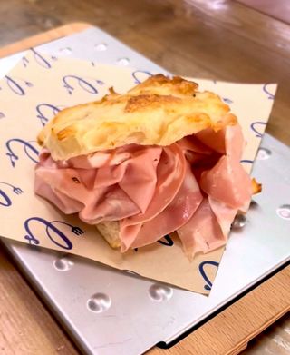 Pinsa pomodorini e mozzarella