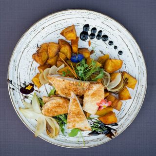 Piept de pui pe jar cu rondele de cartofi cu ierburi aromatice