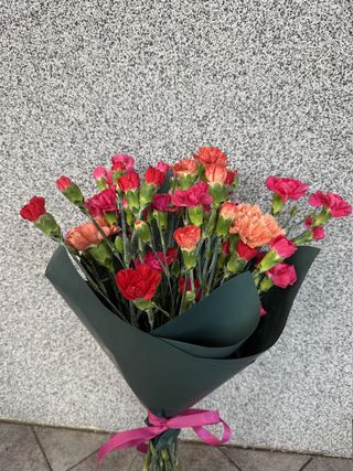 Bukiet z 9 kolorowych goździków