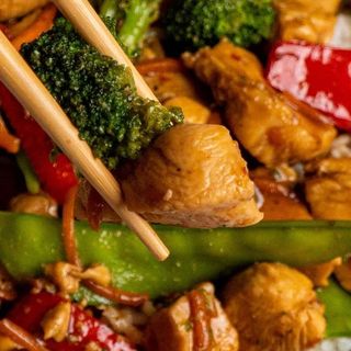 Dry Chili Chicken with Cashew Nuts & Broccoli