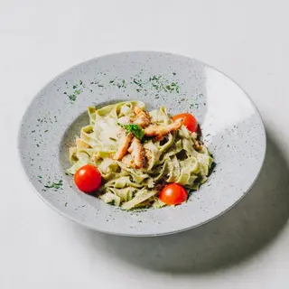 Zelena tjestenina s lososom i kozicama