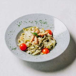 Zelena tjestenina sa lososom i kozicama