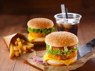 Hamburguesa Dos Maxi Pollo Y Dos Bebidas