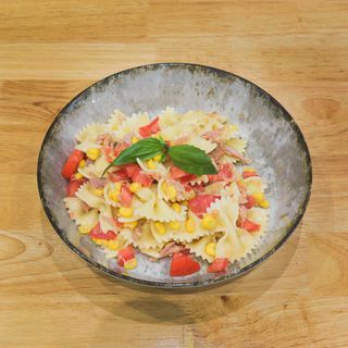 Pasta fredda con tonno, mais e pomodorini